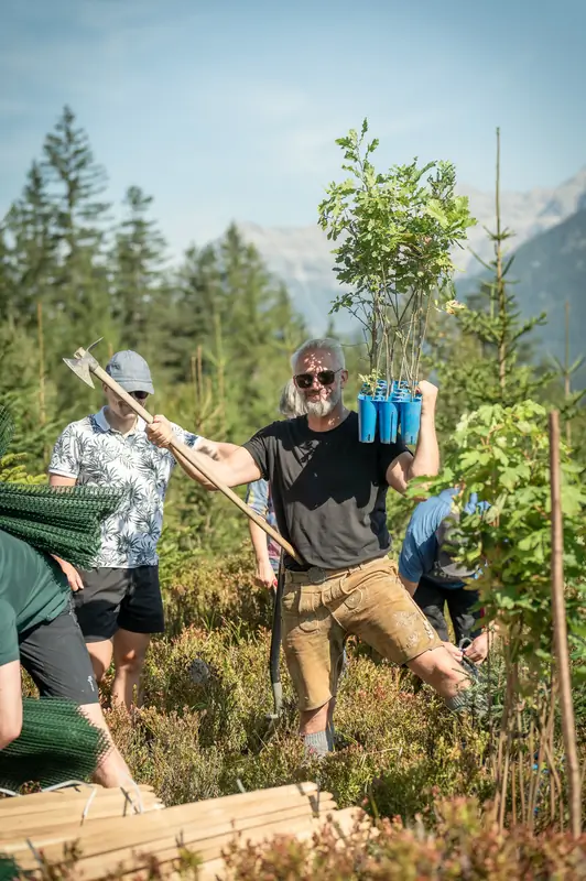 Pflanz-Crew bei der Arbeit am Hang